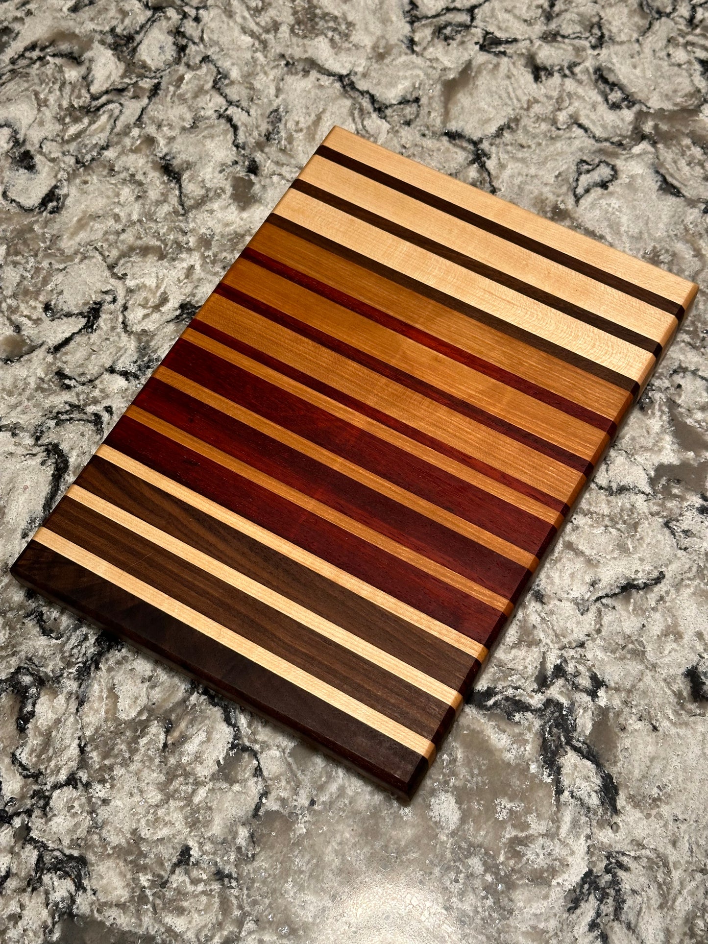 Edge grain cutting board