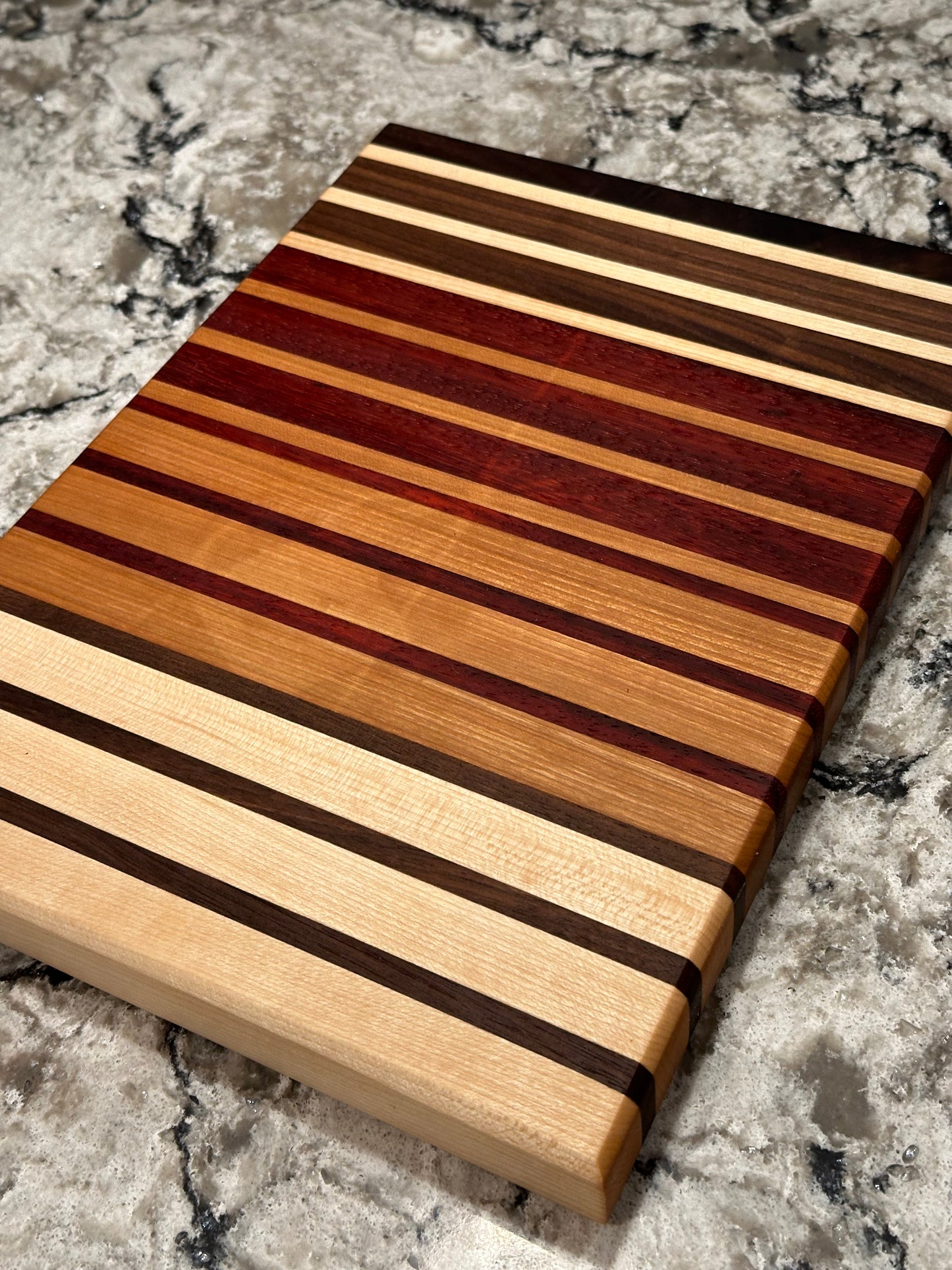 Edge grain cutting board