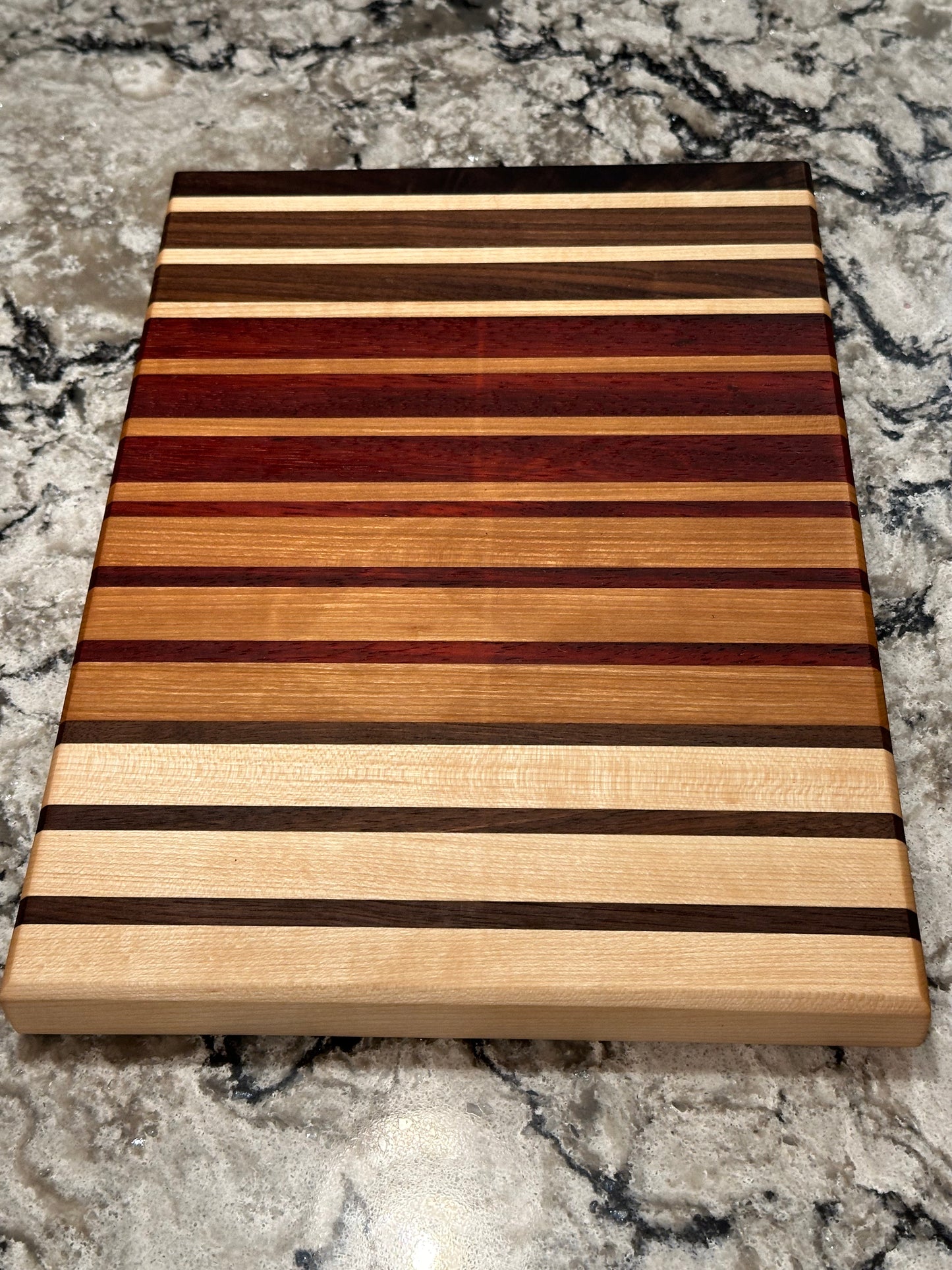 Edge grain cutting board